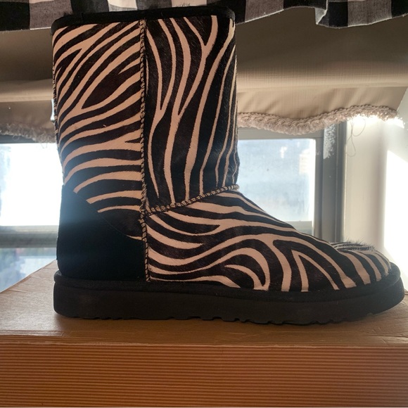 UGG Australia Women’s Classic Zebra Short Exotic Boot - Picture 10 of 16